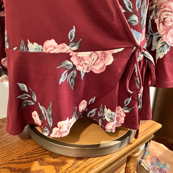 IZ BYER SIZE L WRAP V-NECK TOP W/FLAIR BELL SLEEVES, PEPLUM & TURQUOISE NECKLACE - Picture 6 of 12